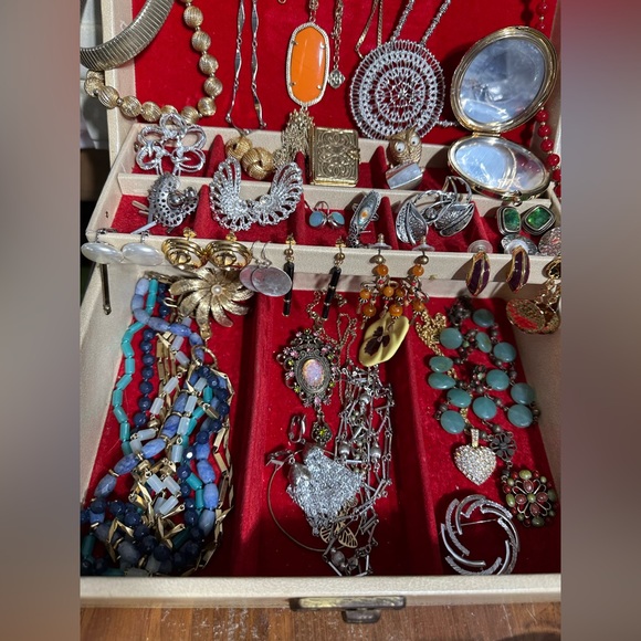 VINTAGE JEWELRY “WONDERS FOUND”
FOR A POSHMARK SHOW ONLY at 1900ET - Picture 6 of 6